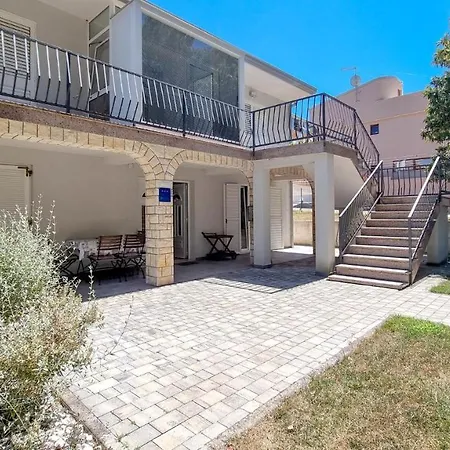 Ena * Novigrad Istria